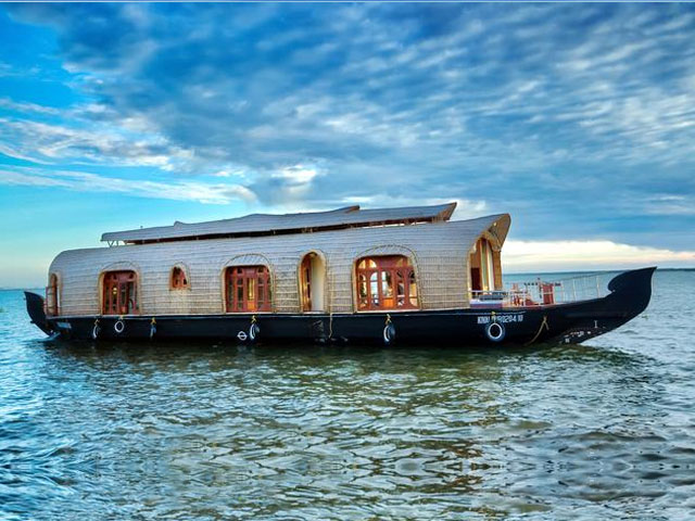 Cruising on the placid Backwaters in a Houseboat: things to do in alappuzha