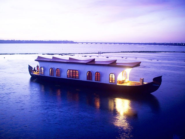 Houseboat-Cruising-in-Kovalam